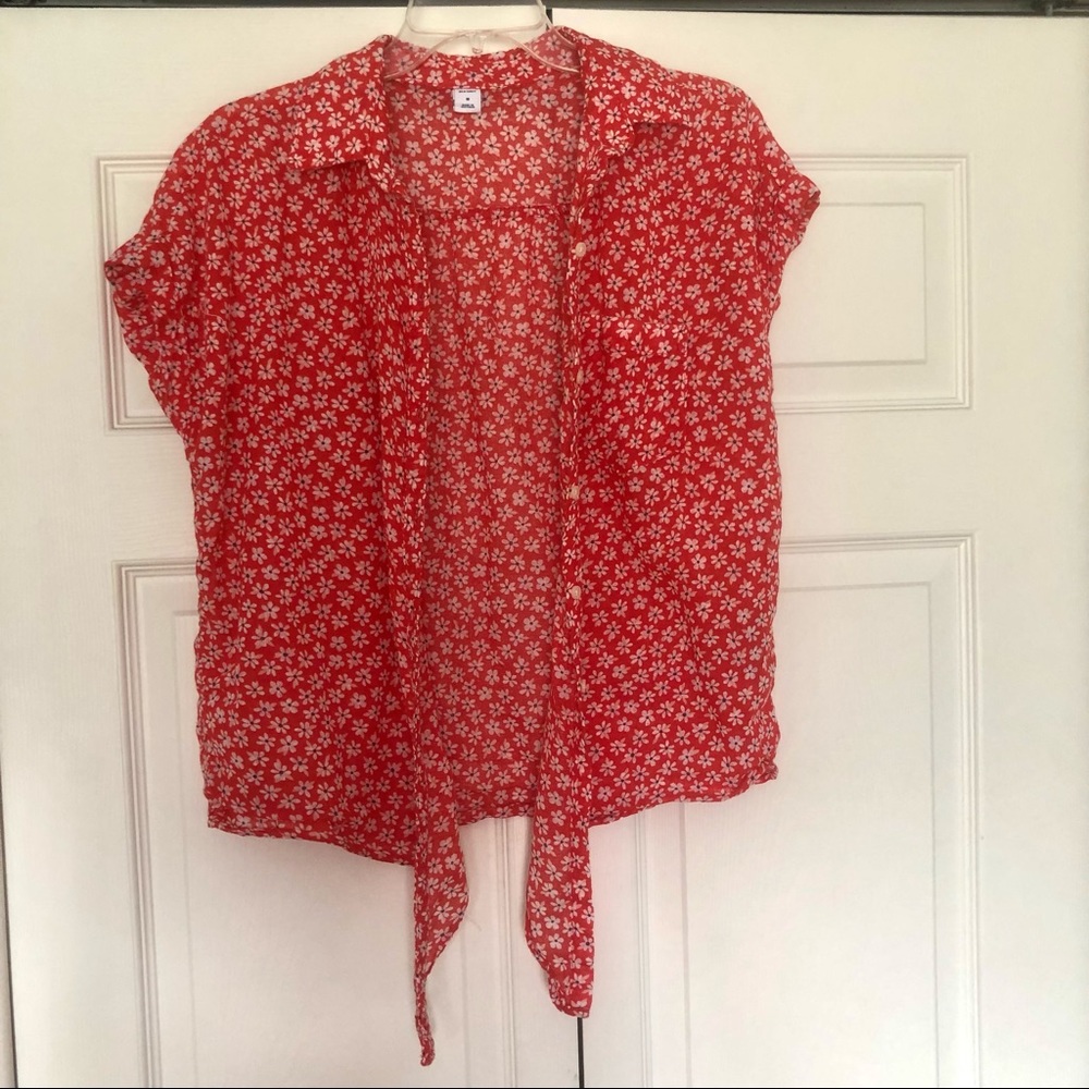 Old Navy red w/white and blue flowers top. Size M